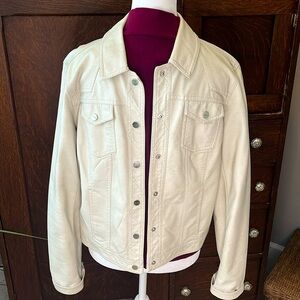 Coffee Shop SZ M cream faux leather jacket. Snap front great condition